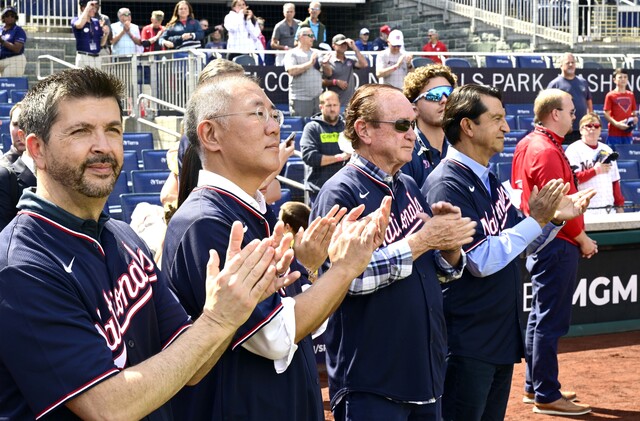 ▲ 정의선 회장 등이 시구를 지켜보며 응원하는 모습. ⓒ현대차그룹