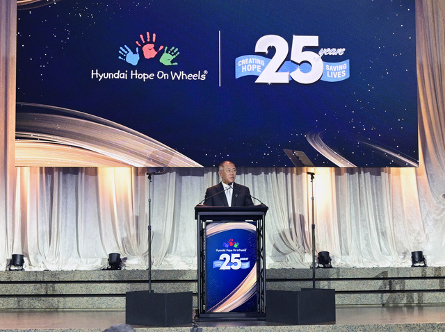 ▲ 정 회장이 '호프 온 휠스' 25주년 행사에서 환영 인사를 하는 모습. ⓒ현대차그룹