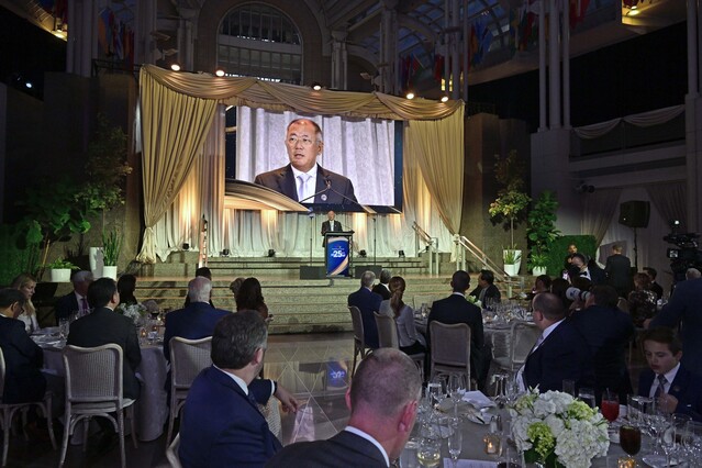 ▲ 정 회장을 비롯해 참석자들이 25주년 기념 행사 만찬에 참석한 모습. ⓒ현대차그룹