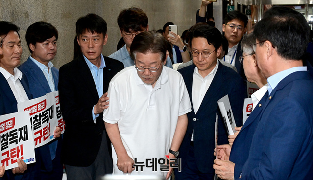 ▲ 이재명 더불어민주당 대표가 15일 오전 국회 당대표실로 향하고 있다. ⓒ이종현 기자
