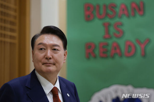 ▲ 윤석열 대통령이 21일(현지시간) 뉴욕에서 열린 한-몽골 정상회담에서 오흐나 후렐수흐 몽골 대통령을 기다리고 있다.ⓒ뉴시스(사진=공동취재)