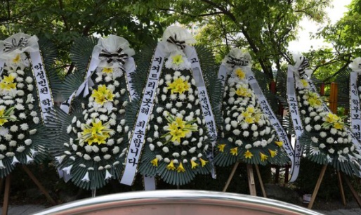 ▲ 8월9일 경기도 의정부시 호원초등학교에 고인이 된 교사를 추모하는 화환이 놓여 있다.ⓒ연합뉴스