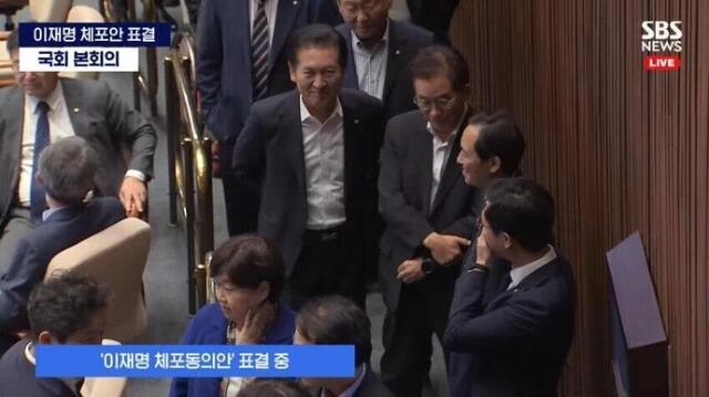 ▲ 정청래 더불어민주당 최고위원이 21일 국회 본회의장에서 진행된 체포동의안 표결 현장에서 웃고 있다. ⓒSBS 뉴스 캡처