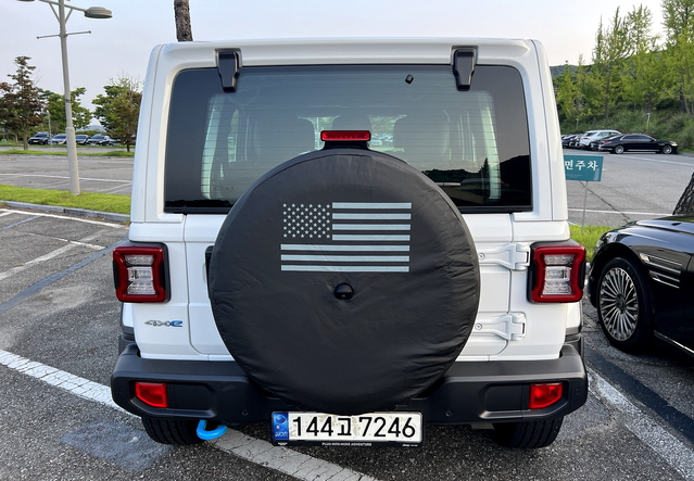 ▲ 보닛과 스페어 타이어에 미국 성조기가 그려져 있었다. ⓒ김재홍 기자