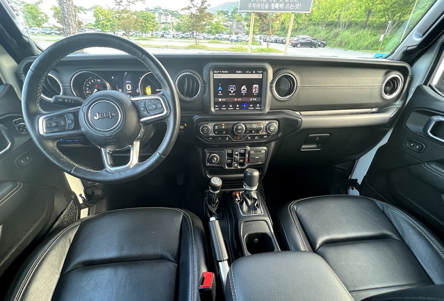 ▲ 시승 차량의 내부 모습. 투박하면서도 아웃도어 감성이 느껴진다. ⓒ김재홍 기자