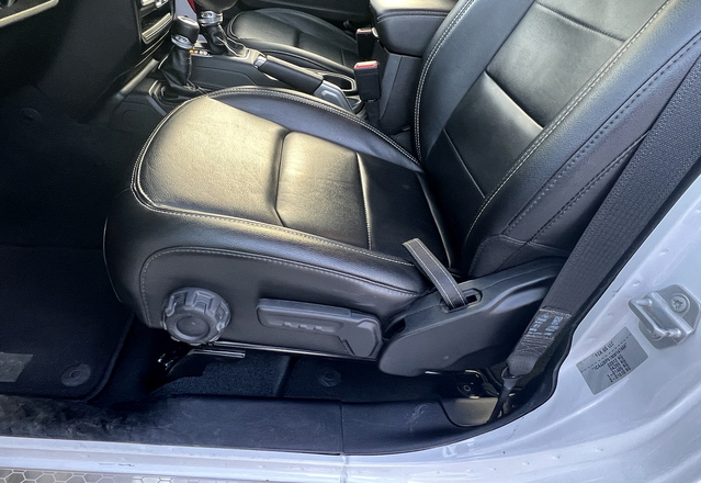 ▲ 앞좌석에서도 아날로그 감성을 느낄 수 있다. ⓒ김재홍 기자