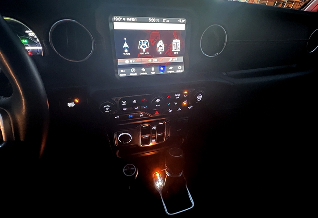 ▲ 야간에 내부를 촬영했는데 예상보다 매력적이었다. ⓒ김재홍 기자