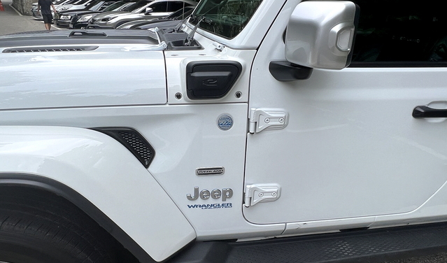 ▲ 측면구 e로고와 푸른색 레터링 모습은 4xe 모델만의 차별화 요소다. ⓒ김재홍 기자