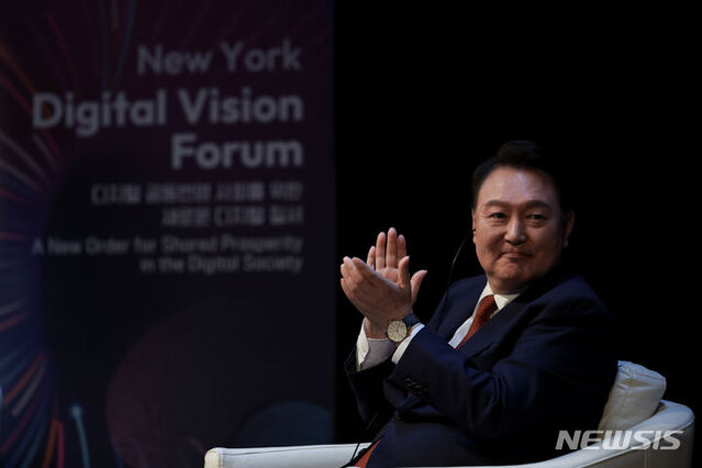 ▲ 윤석열 대통령이 21일(현지시간) 뉴욕대학교에서 열린 뉴욕 디지털 비전 포럼에서 박수치고 있다.ⓒ뉴시스(사진=공동취재)