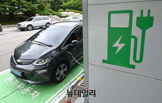 ▲ 전기차 충전소에서 EV 차량을 충전하는 모습 ⓒ뉴데일리
