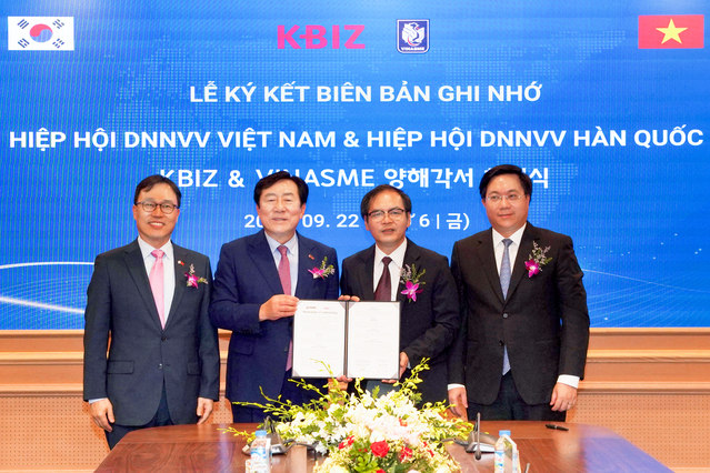 ▲ 왼쪽부터 최영삼 주베트남 한국대사, 김기문 중기중앙회장 , 도 화이 남 베트남중소기업협회 수석부회장, 트란 두이 동 베트남 기획투자부 차관.ⓒ중소기업중앙회