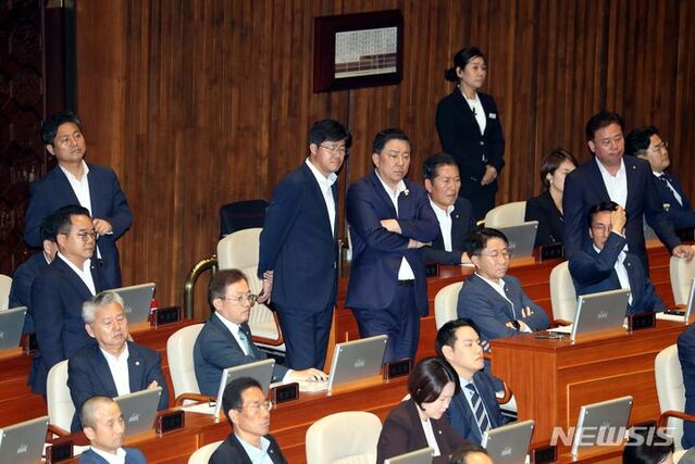 ▲ 지난 21일 오후 서울 여의도 국회 본회의장에서 열린 제410회국회(정기회) 제8차 본회의에서 이재명 더불어민주당 대표 체포동의안이 가결되자 민주당 의원들이 심각한 표정을 짓고 있다.ⓒ뉴시스