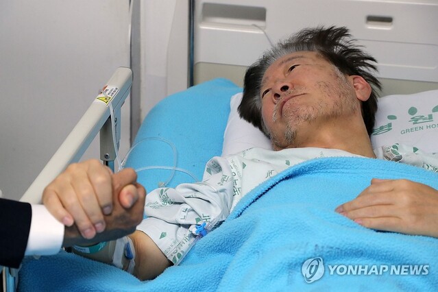 ▲ 지난 21일 오전 더불어민주당 이재명 대표가 서울 중랑구 녹색병원을 찾은 박광온 원내대표와 대화하고 있다. 2023.9.21 [국회사진기자단] ⓒ연합뉴스