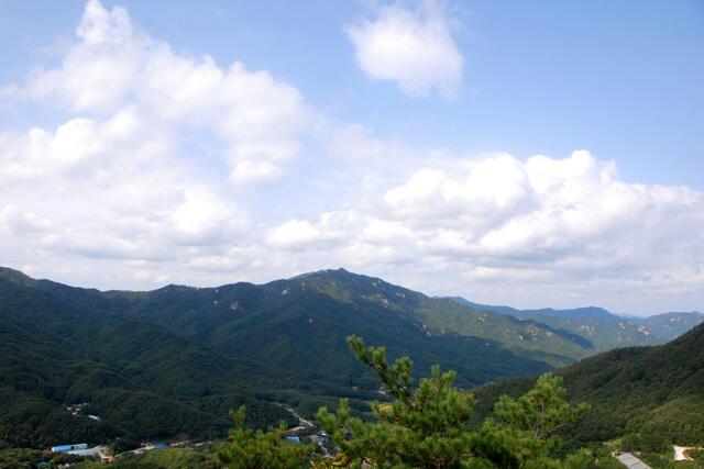 ▲ 가파른 바위 구간을 오르면서 바라본 백악산 산등성.ⓒ진경수 山 애호가