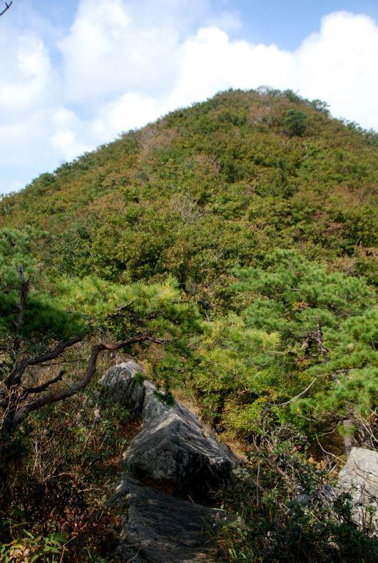 ▲ 칼날 바위에 올라서 바라본 청화산.ⓒ진경수 山 애호가