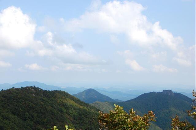 ▲ 헬기장에서 바라본 연엽산(중앙)과 시루봉(우).ⓒ진경수 山 애호가