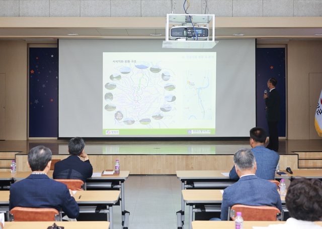 ▲ 영양군(군수 오도창)은 지난 22일 영양군청 대회의실에서 영양군청 관계자와 마을주민 30여 명이 참석한 가운데 대한민국 3대 정원 ‘서석지’와 그 주변 활성화를 위한 연당마을 관광자원화 방안 연구용역 최종보고회를 개최했다.ⓒ영양군