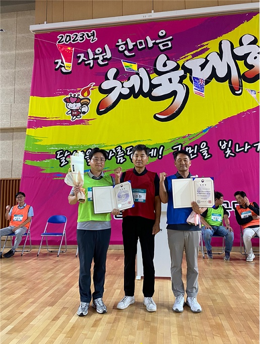 ▲ 달성군시설관리공단(이하 공단)은 지방공기업 발전에 기여한 공로를 인정받아 공단과 담당 팀장이 함께 행정안전부 장관 표창을 수상하는 영예를 안았다.ⓒ달성군시설관리공단