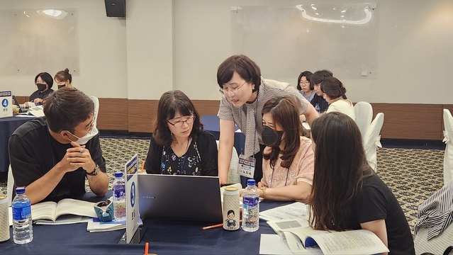 ▲ 경북교육청(교육감 임종식)은 2022 개정 교육과정의 현장 안착을 위해 ‘경북 초등 연수용 파워포인트(PPT) 표준안’을 배포하고 이를 활용한 연수를 진행한다.ⓒ경북교육청