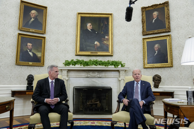 ▲ 조 바이든(오른쪽) 미국 대통령과 케빈 매카시 하원의장이 22일(현지시각) 백악관 집무실에서 연방정부 부채한도를 논의하고 있다. ⓒ뉴시스