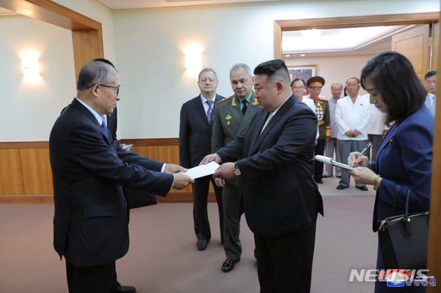 ▲ 지난 7월 27일 당중앙위원회 본부 청사에서  북한 김정은(오른쪽)이 리훙중 중국 전국인민대표대회 상무위원회 부위원장으로부터 시진핑 중국 국가주석의 친서를 전달받는 모습. ⓒAP/뉴시스