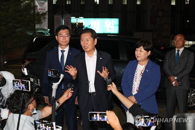 ▲ (왼쪽부터) 더불어민주당 장경태, 정청래, 서영교 최고위원이 22일 오후 녹색병원에서 이재명 대표를 만나고 나와 브리핑을 하고 있다. ⓒ연합뉴스