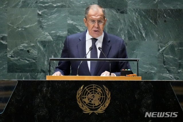 ▲ 세르게이 라브로프 러시아 외무장관이 23일(현지시간) 미국 뉴욕 유엔본부에서 진행 중인 제78차 유엔총회에서 기조연설을 하고 있다. 그는 우크라이나와 종전 협상을 할 준비가 돼 있지만, 볼로디미르 젤렌스키 우크라이나 대통령이 제안한 '평화공식'은 