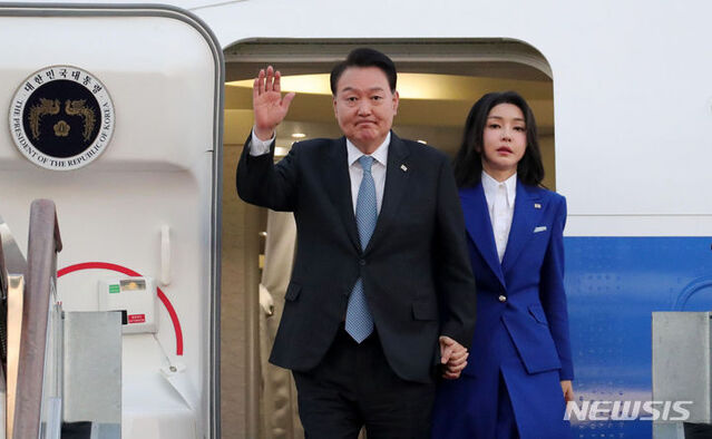 ▲ 미국 순방 일정을 마치고 귀국한 윤석열 대통령과 부인 김건희 여사가 23일 경기도 성남 서울공항에 도착해 공군 1호기에서 내리며 인사하고 있다.ⓒ뉴시스