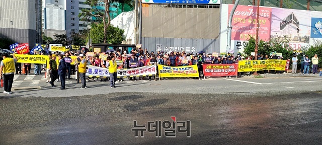 ▲ 포항시 북구 양학동 아파트 주민 등이 ‘자이애서턴’ 아파트 신축 공사장에서 발생하는 소음, 진동등으로 인한 피해를 호소하는 집회를 하고 있다.ⓒ뉴데일리