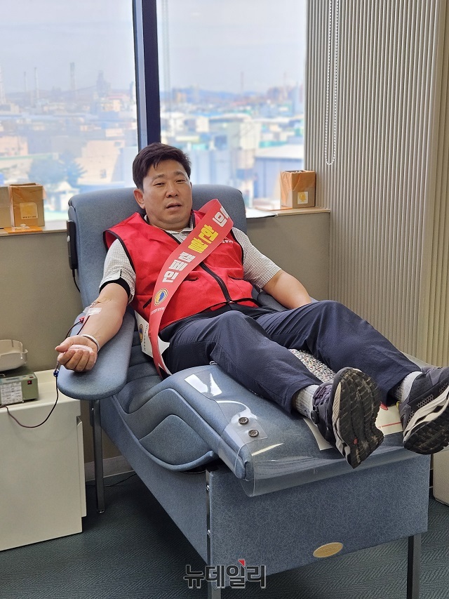 ▲ 박용선 회장이 헌혈 캠페인에 참여해 헌혈을 하고 있다.ⓒ뉴데일리