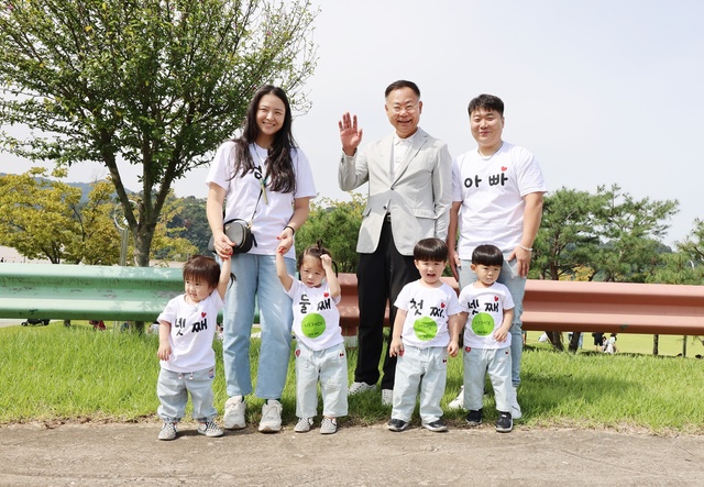 ▲ 김재욱 칠곡군수는 23일 칠곡보생태공원에서 열린 ‘가족의 숲 행사’에서 서영준(칠곡군 석적읍·35) 씨 가족과 소통의 시간을 가졌다.ⓒ칠곡군