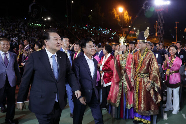 ▲ 윤석열 대통령이 지난 23일 충남 공주 금강신관공원에서 열린 2023 대백제전 개막식장에 김태흠 충남지사의 안내로 들어서고 있다. 윤 대통령은 이날 뉴욕 유엔총회를 참석한 뒤 귀국하자 마자 성남공항에서 전용헬기를 이용해 개막식장을 찾았다.ⓒ청와대