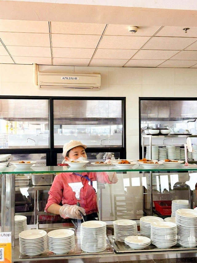 ▲ 베트남 아워홈 급식업장에서 배식을 준비 중인 모습ⓒ아워홈