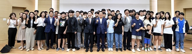 ▲ 백성현 논산시장과 김용하 건양대 총장이 최근 열린 '2023년도 논산시 미래인재 양성교육 수료식'에 참석해 수료생들과 함께 기념촬영을 하고 있다.ⓒ논산시