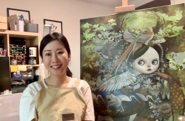 ▲ 제23회 대한민국여성미술대전 대상 양화 부문 수상자 김주희 씨와 대상작 ‘It’s the time of the season’ⓒ대전 서구문화원