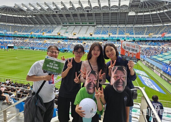 ▲ 대전시교육청이 실시한 우리 가족 축구장 데이트에 참여한 가족이 기념촬영을 하고 있다.ⓒ대전교육청