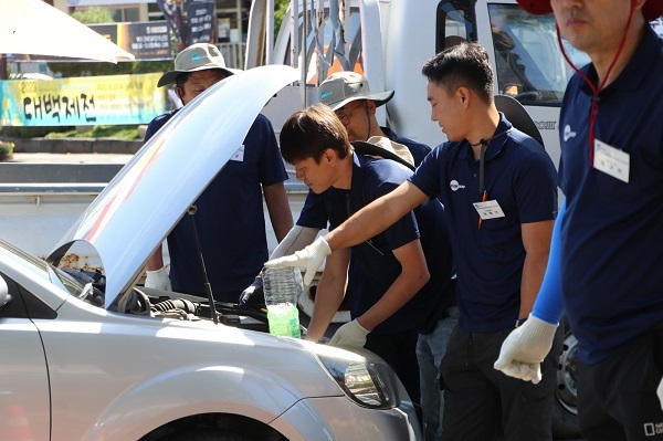 ▲ 충남 자동차 전문정비사업조합 부여지회 소속 정비 요원이 24일부터 부여군청 앞에서 대백제전 기간 중에 축제장을 찾은 관광객 등을 대상으로 자동차 무상 점검 서비스를 하고 있다.ⓒ부여군