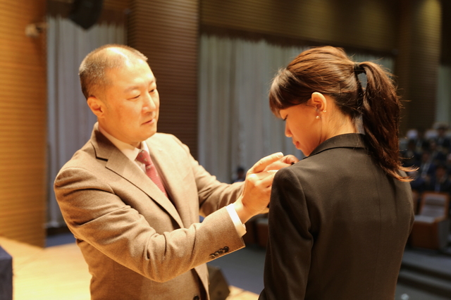 ▲ 구자은(왼쪽) LS그룹 회장이 2023년 LS 공채 신입사원들에게 회사 배지를 달아주고 있다. ⓒLS