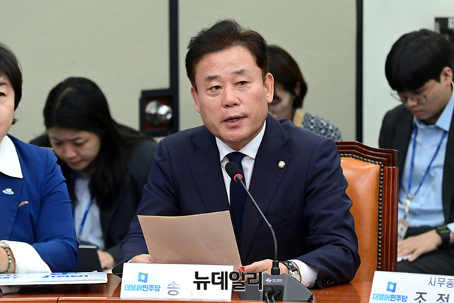 ▲ 지명직 최고위원에서 사퇴한 송갑석 더불어민주당 의원이 25일 오전 국회에서 열린 최고위원회의에서 모두발언을 하고 있다. ⓒ이종현 기자