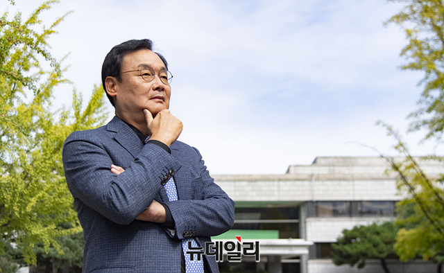 ▲ 이용준 세종연구소 이사장이 25일 경기도 성남 세종연구소에서 뉴데일리와 인터뷰하고 있다. 이 이사장은 세종연구소 개혁의 목표로 