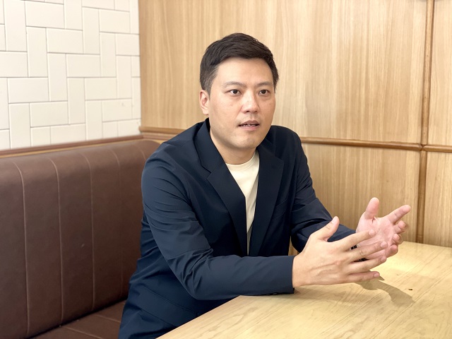 ▲ 김민배 CJ푸드빌 베트남 북부지사장이 이야기를 나누고 있다.ⓒCJ푸드빌