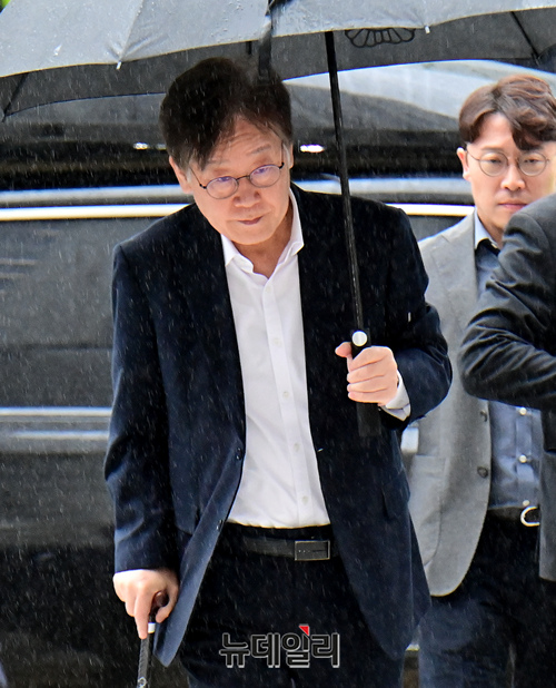 ▲ 이재명 더불어민주당 대표가 26일 오전 서초구 서울중앙지법에서 열리는 구속 전 피의자 심문(영장심사)을 받기 위해 차량에서 내려 법정으로 향하고 있다. ⓒ이종현 기자