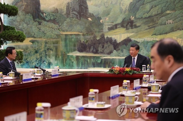 ▲ 2017년 5월19일 이해찬 전 더불어민주당 대표가 중국 베이징 인민대회당 푸젠팅에서 시진핑 중국 국가주석(가운데)를 접견하고 있다. 당시 이해찬 전 대표의 좌석 배치를 두고 중국 언론에서도 외교 결례를 지적했다. ⓒ연합뉴스