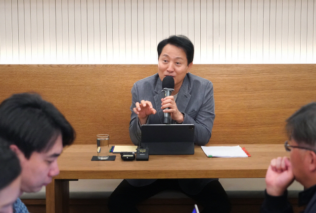 ▲ 오세훈 서울시장이 지난 20일(현지시간) 북미 출장 중 뉴욕에서 기자간담회를 하고 있다. ⓒ사진제공=서울시