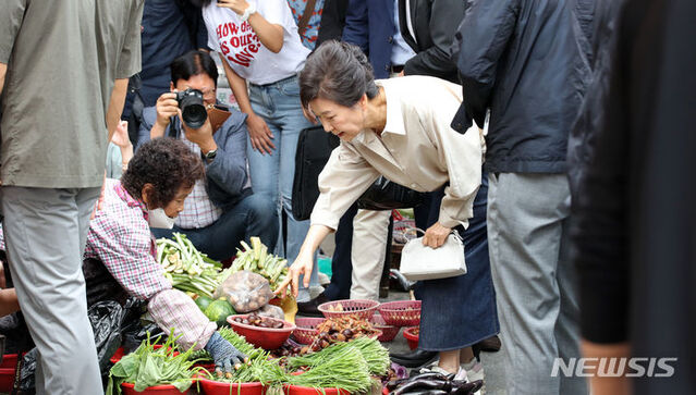 ▲ 박근혜 전 대통령이 추석을 앞둔 25일 대구 달성군 현풍백년도깨비시장을 찾아 장을 보고 있다. ⓒ뉴시스