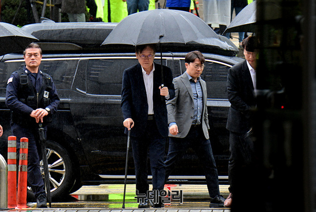 ▲ 이재명 더불어민주당 대표가 26일 오전 영장심사를 받기 위해 검은 차량에서 걸어나오고 있다. ⓒ이종현 기자