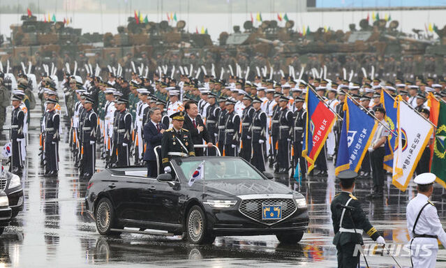 ▲ 윤석열 대통령이 26일 경기도 성남 서울공항에서 열린 건군 제75주년 국군의날 기념식에서 사열하고 있다. ⓒ뉴시스(사진=대통령실통신사진기자단)