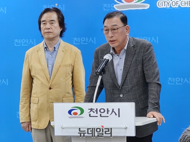 ▲ 안동순 천안문화재단 대표이사가 26일 시청에서 천안흥타령춤축제 2023을 발표하고 있다.ⓒ김정원 기자