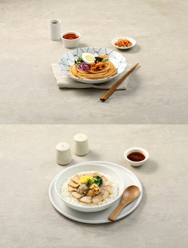 ▲ 에어서울이 선보인 기내식 신메뉴 2종. 김치비빔우동(위)과 차슈덮밥(아래). ⓒ에어서울