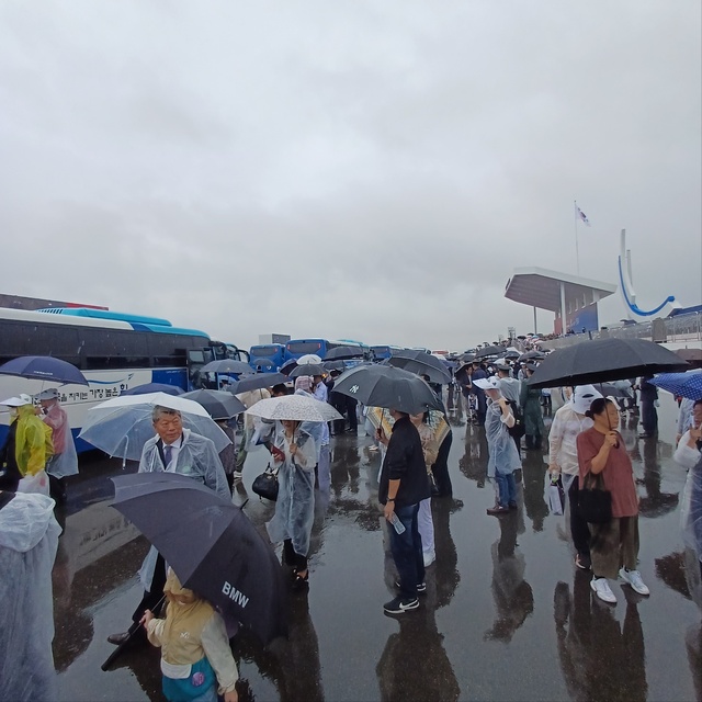 ▲ 서울공항에서 개최된 국군의날 기념행사가 마무리된 이후 관람객들이 애타게 버스를 기다리고 있는 모습. ⓒ이바름 기자